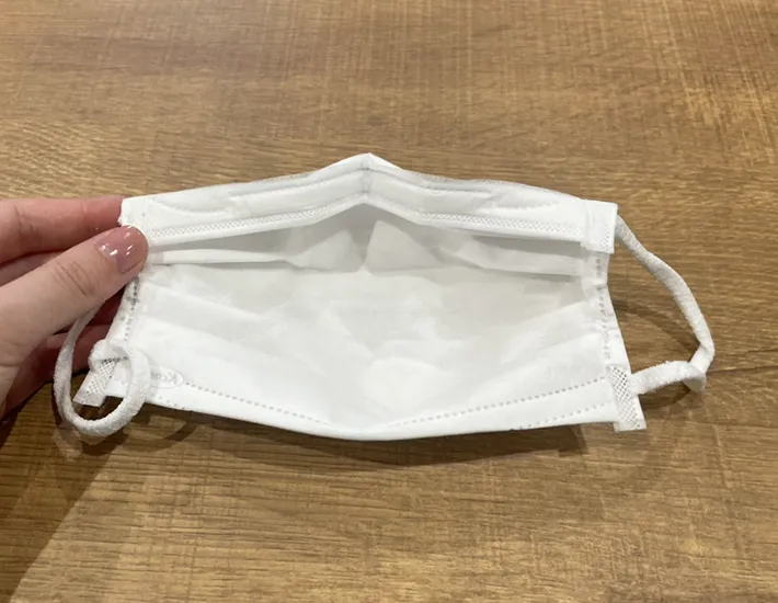 折り曲げたマスクの写真（撮影：grapeライフハック編集部）