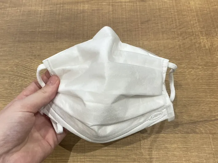 折り曲げたマスクの写真（撮影：grapeライフハック編集部）