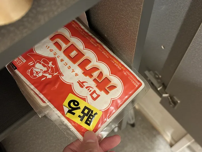 ティッシュの空き箱を半分にカットしてカイロを入れている画像（撮影：grapeライフハック編集部）