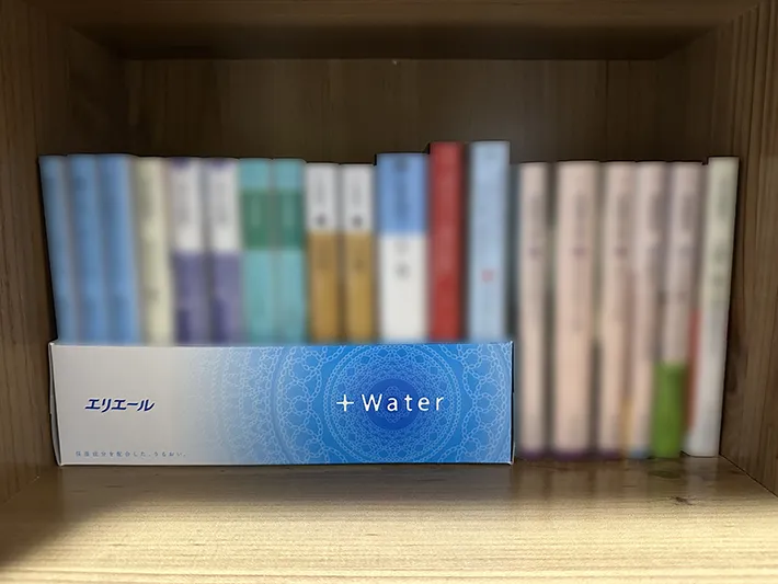 ティッシュ箱に文庫本を入れている画像（撮影：grapeライフハック編集部）