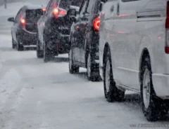 雪道を走る車の写真