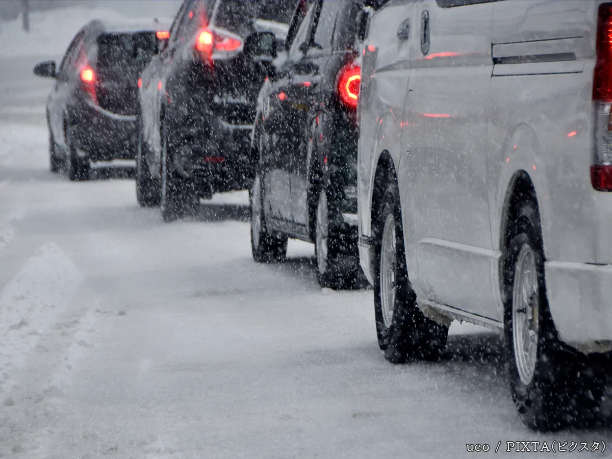 雪道を走る車の写真