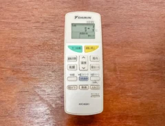 エアコンのリモコンの写真（撮影：grape編集部）