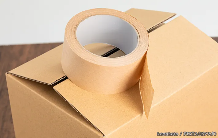 クラフトテープとダンボールの写真