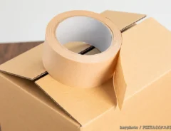 クラフトテープとダンボールの写真