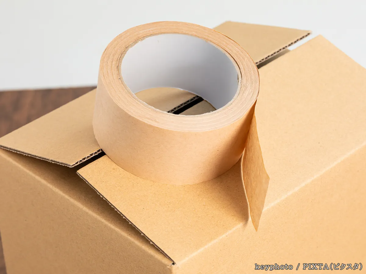 クラフトテープとダンボールの写真