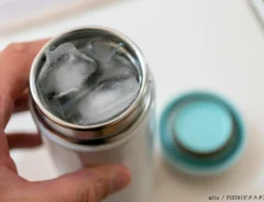 氷を入れた真空断熱ボトル（水筒）の写真