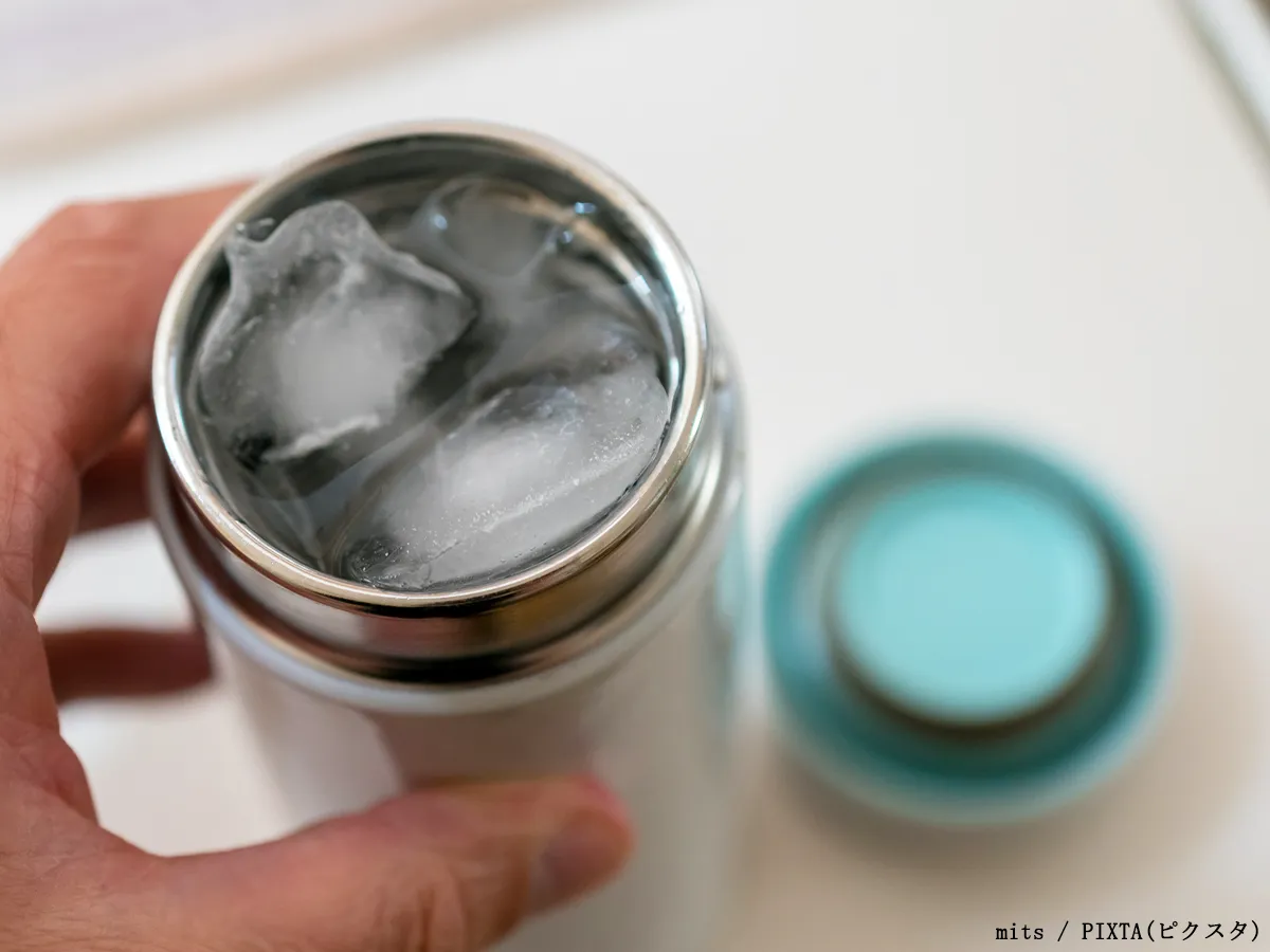 氷を入れた真空断熱ボトル(水筒)の写真