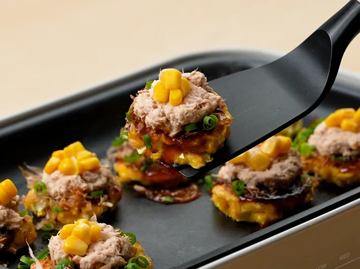 『食パンで作る！シーチキンとシャキッと！コーンのミニお好み焼き』の写真