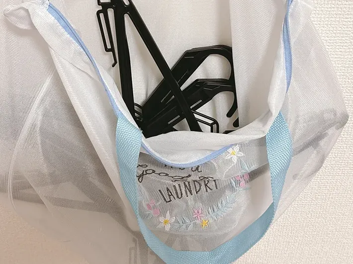 ネットに入ったハンガー（撮影：grapeライフハック編集部）