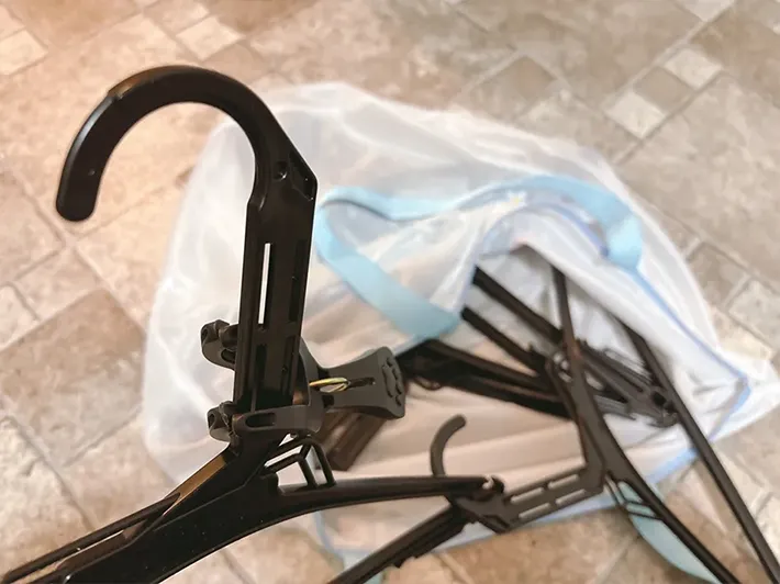 絡まったハンガー（撮影：grapeライフハック編集部）