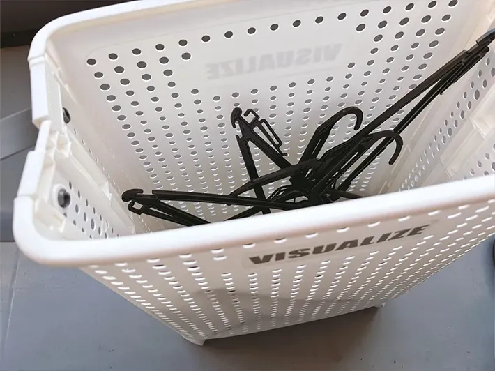 カゴに入ったハンガー（撮影：grapeライフハック編集部）