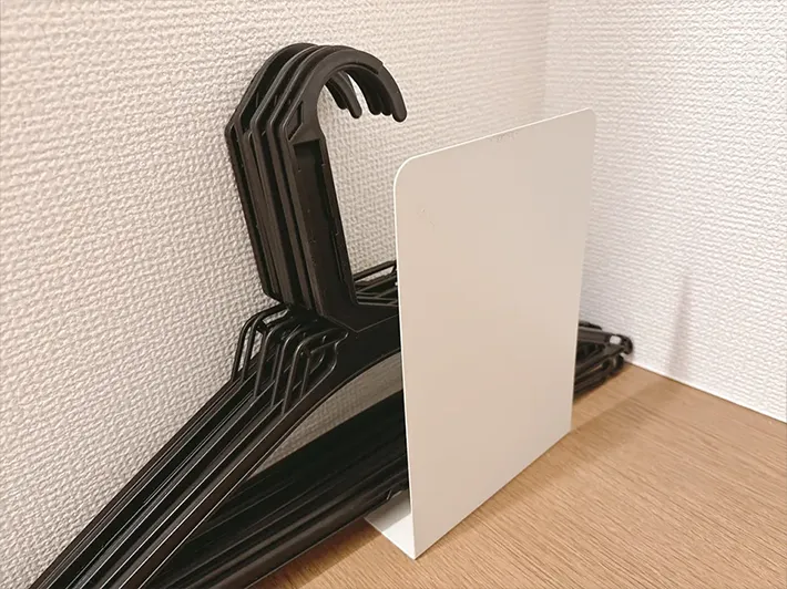 ハンガーとブックエンド（撮影：grapeライフハック編集部）