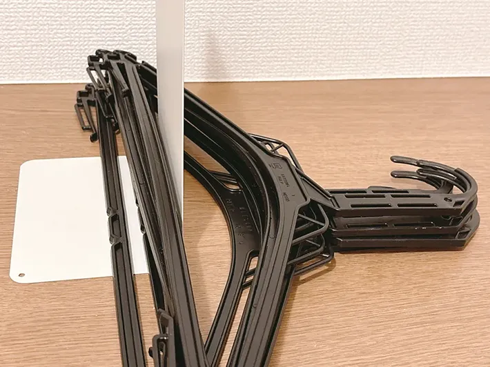 ハンガーとブックエンド（撮影：grapeライフハック編集部）