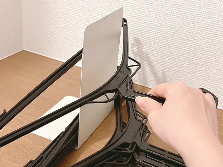 ハンガーとブックエンド（撮影：grapeライフハック編集部）