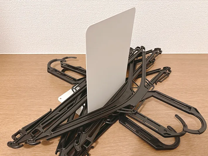 ハンガーとブックエンド（撮影：grapeライフハック編集部）