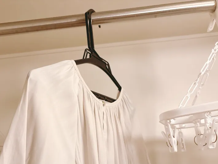 部屋干しされる服（撮影：grapeライフハック編集部）