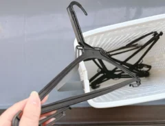 カゴに入ったハンガー（撮影：grapeライフハック編集部）