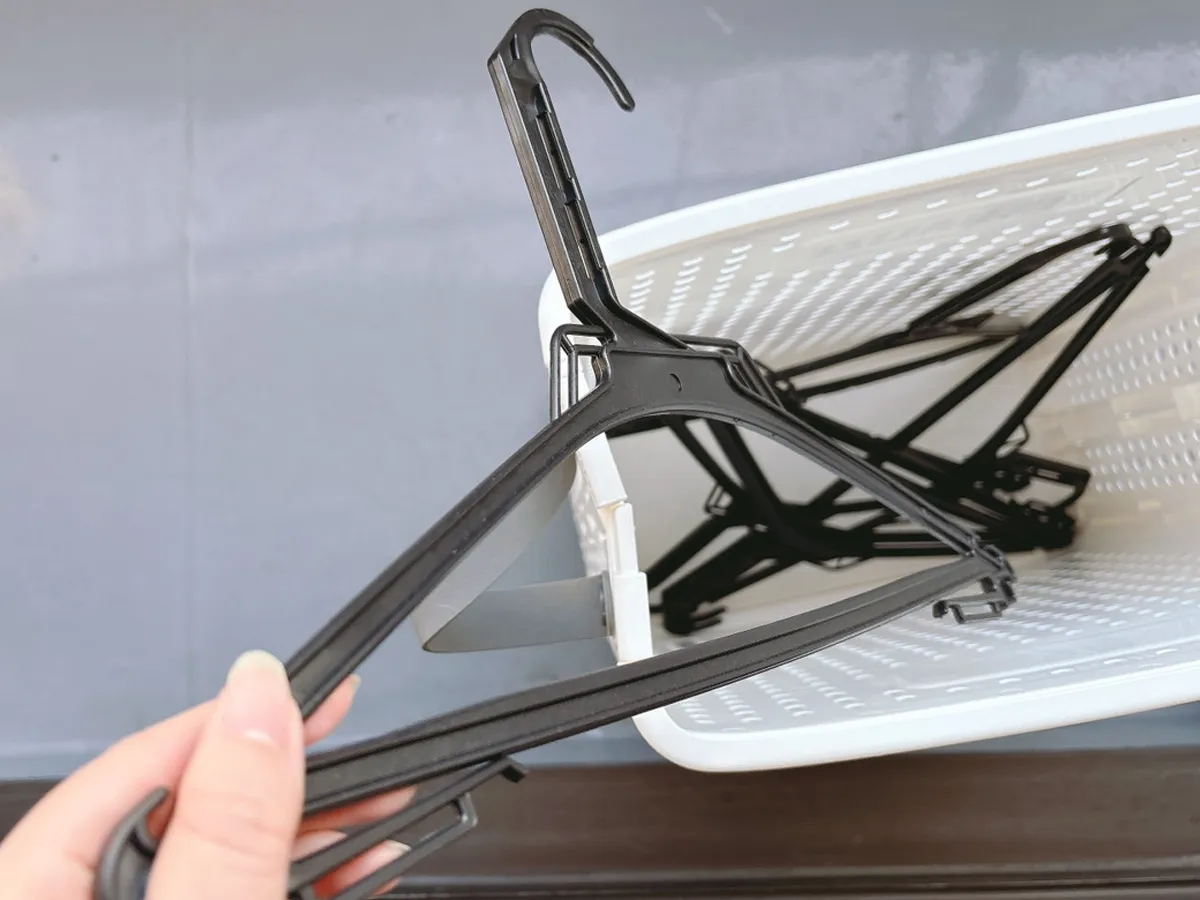 カゴに入ったハンガー（撮影：grapeライフハック編集部）