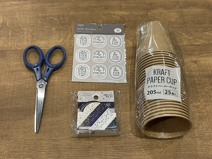 『バッグ風ラッピング』に必要な道具が並んでいる画像（撮影：grapeライフハック編集部）