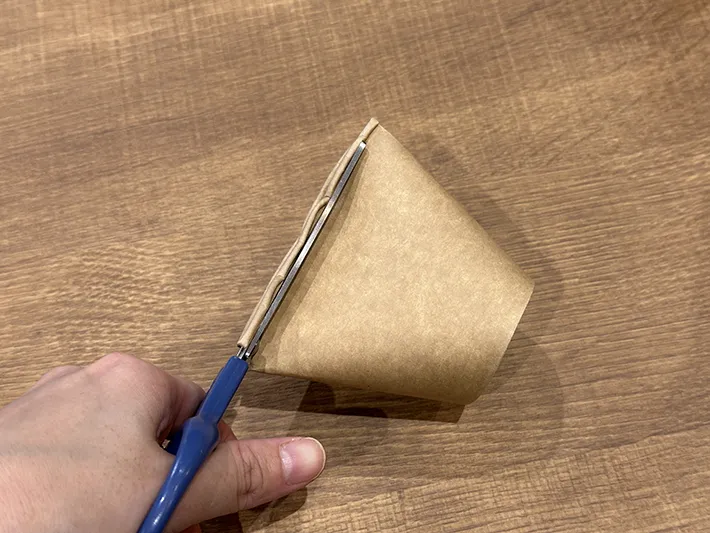 紙コップの飲み口部分をカットしている画像（撮影：grapeライフハック編集部）