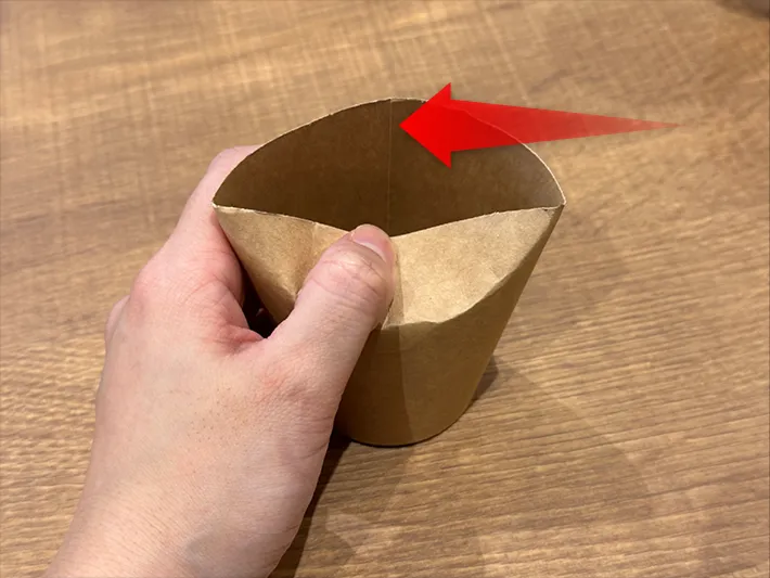 紙コップの上部を折りたたんでいる画像（撮影：grapeライフハック編集部）