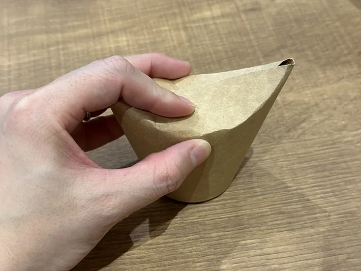 紙コップの上部を折りたたんでいる画像（撮影：grapeライフハック編集部）