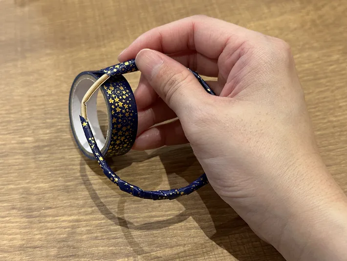 切り落とした紙コップの飲み口部分にマスキングテープを巻いている画像（撮影：grapeライフハック編集部）