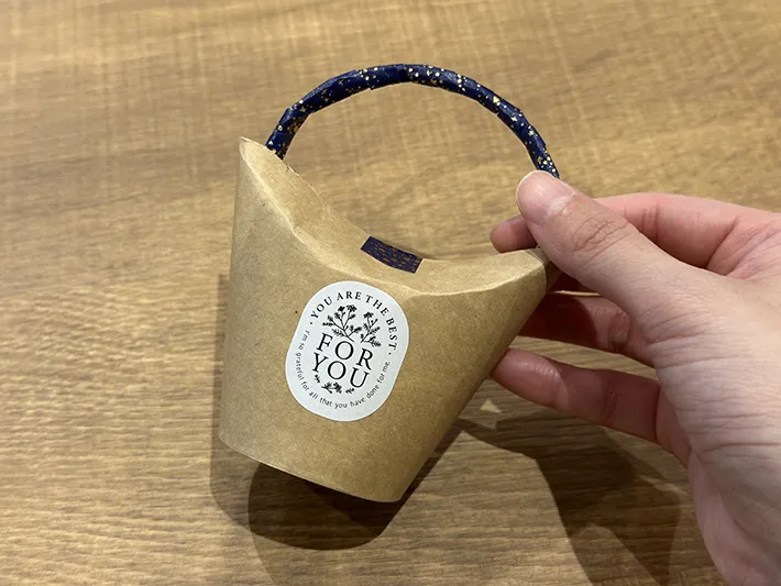 紙コップを『バッグ風ラッピング』にした画像（撮影：grapeライフハック編集部）