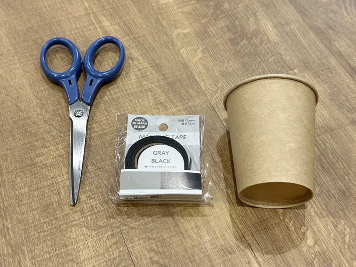 紙コップでラッピングをしている画像（撮影：grapeライフハック編集部）