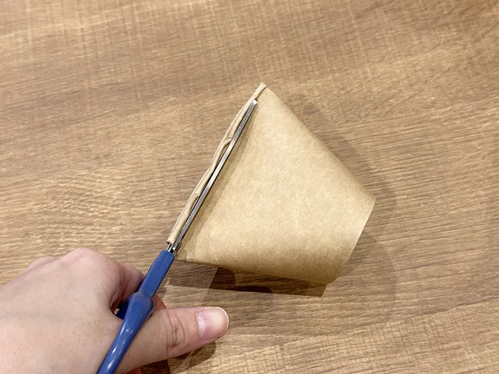 紙コップでラッピングをしている画像（撮影：grapeライフハック編集部）