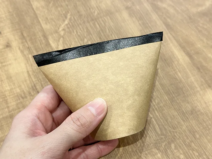 紙コップでラッピングをしている画像（撮影：grapeライフハック編集部）