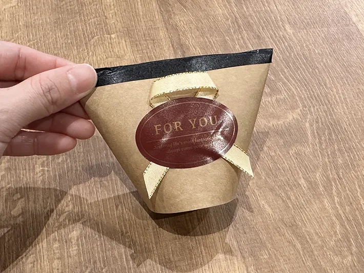 紙コップでラッピングをしている画像（撮影：grapeライフハック編集部）