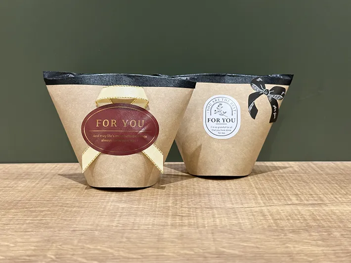 紙コップでラッピングをしている画像（撮影：grapeライフハック編集部）