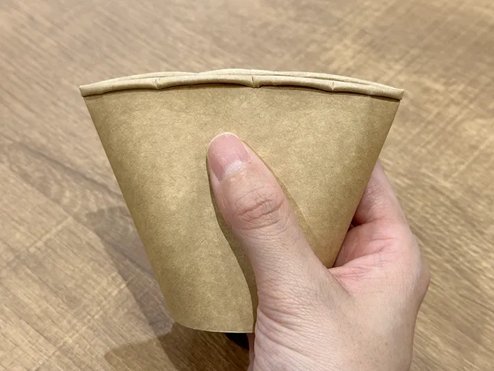 紙コップでラッピングをしている画像（撮影：grapeライフハック編集部）