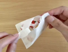 トレーシングペーパーで包んだお菓子の写真（撮影：grapeライフハック編集部）
