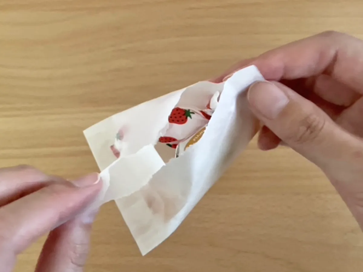 トレーシングペーパーで包んだお菓子の写真（撮影：grapeライフハック編集部）