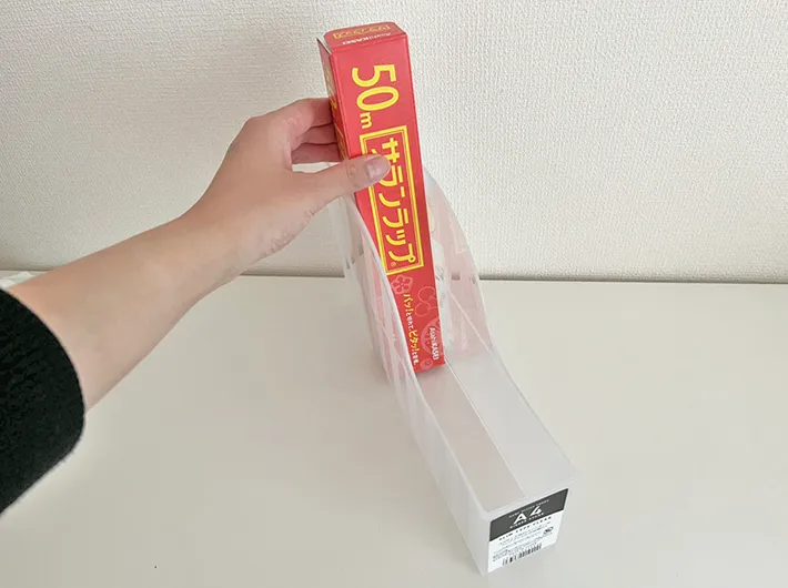 ラップを入れたファイルスタンドの写真（撮影：grapeライフハック編集部）