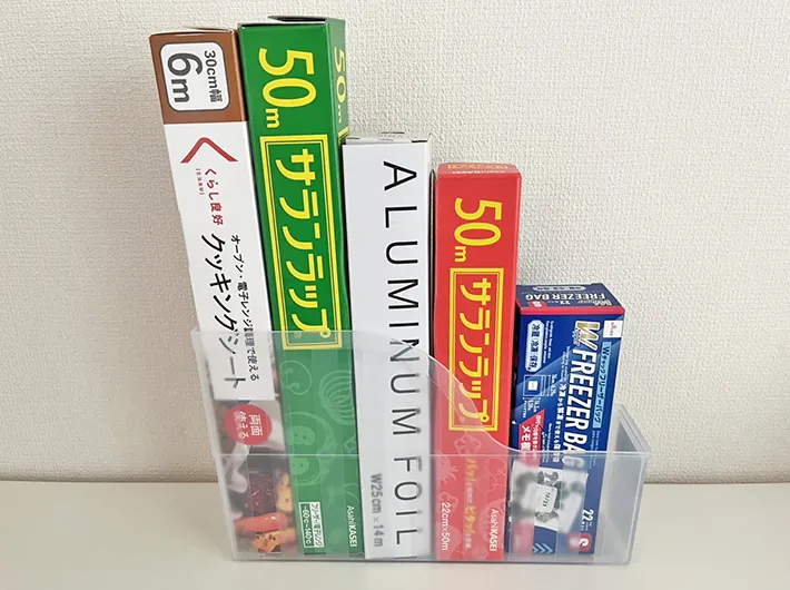 キッチングッズを収納したファイルスタンドの写真（撮影：grapeライフハック編集部）
