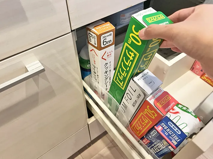 キッチングッズを収納したファイルスタンドの写真（撮影：grapeライフハック編集部）