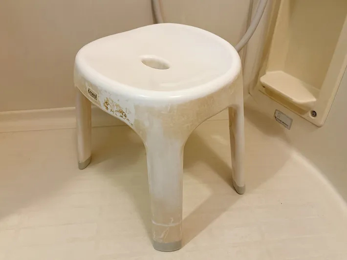 石鹸かすで汚れた椅子（撮影：grapeライフハック編集部）