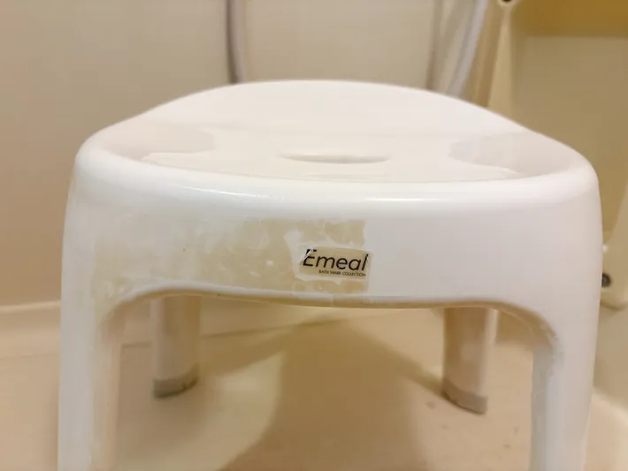 半分汚れを落とした椅子（撮影：grapeライフハック編集部）