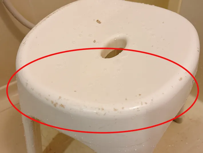 お湯で貼りついた石鹸かす（撮影：grapeライフハック編集部）