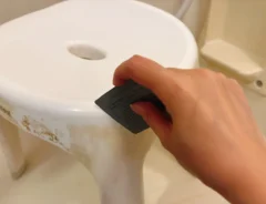 汚れたバスチェアの写真（撮影：grapeライフハック編集部）