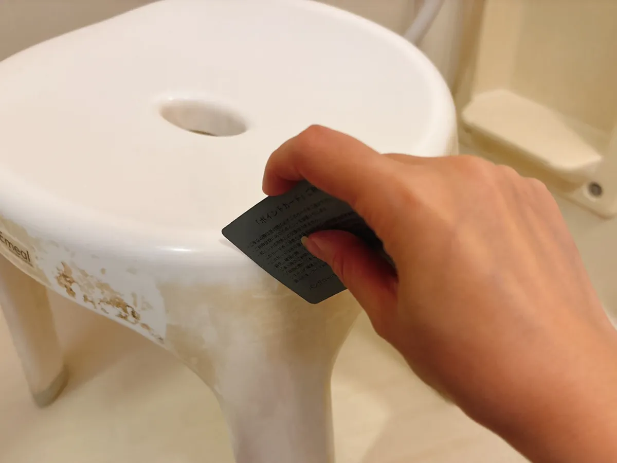 汚れたバスチェアの写真（撮影：grapeライフハック編集部）