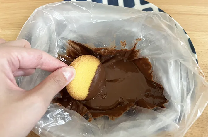 チョコレートをつけたクッキーの写真（撮影：grapeフード編集部）