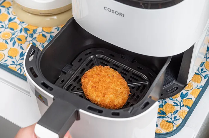 コロッケを入れた『COSORI LITE 2L ミニノンフライヤー』の写真