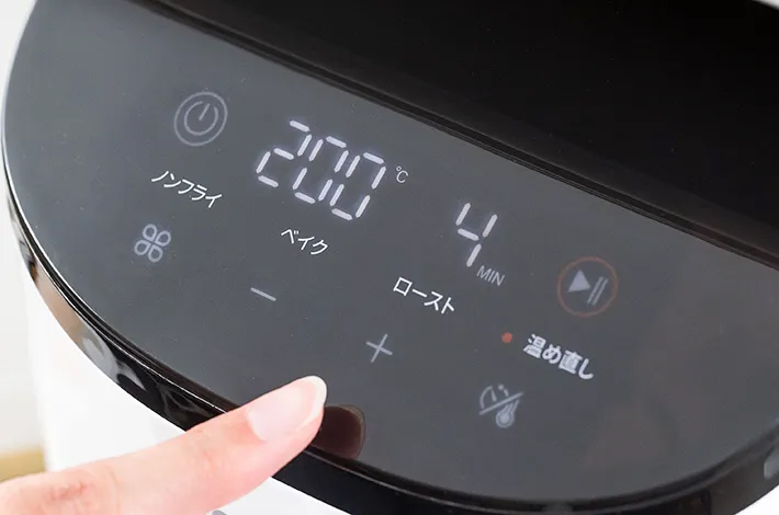 操作中の『COSORI LITE 2L ミニノンフライヤー』の写真