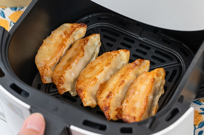 餃子が入った『COSORI LITE 2L ミニノンフライヤー』の写真