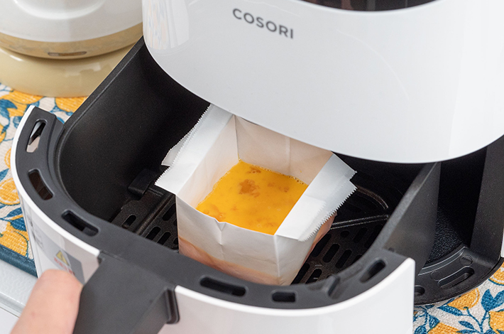 溶き卵を入れた『COSORI LITE 2L ミニノンフライヤー』の写真